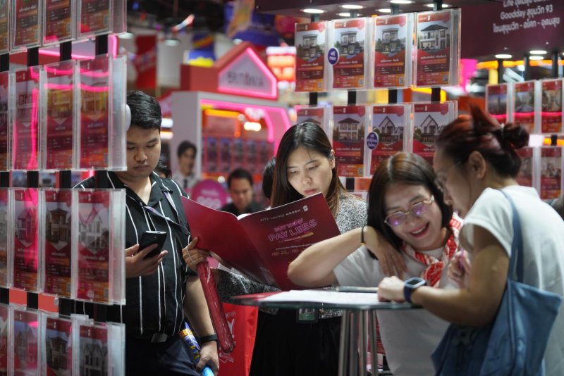 Consumer confidence for property plunged, as people delay spending due to economic concerns. Wisuttipong Rodpai