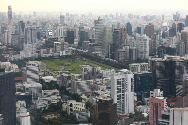 Older office towers step up facelifts, conversions
